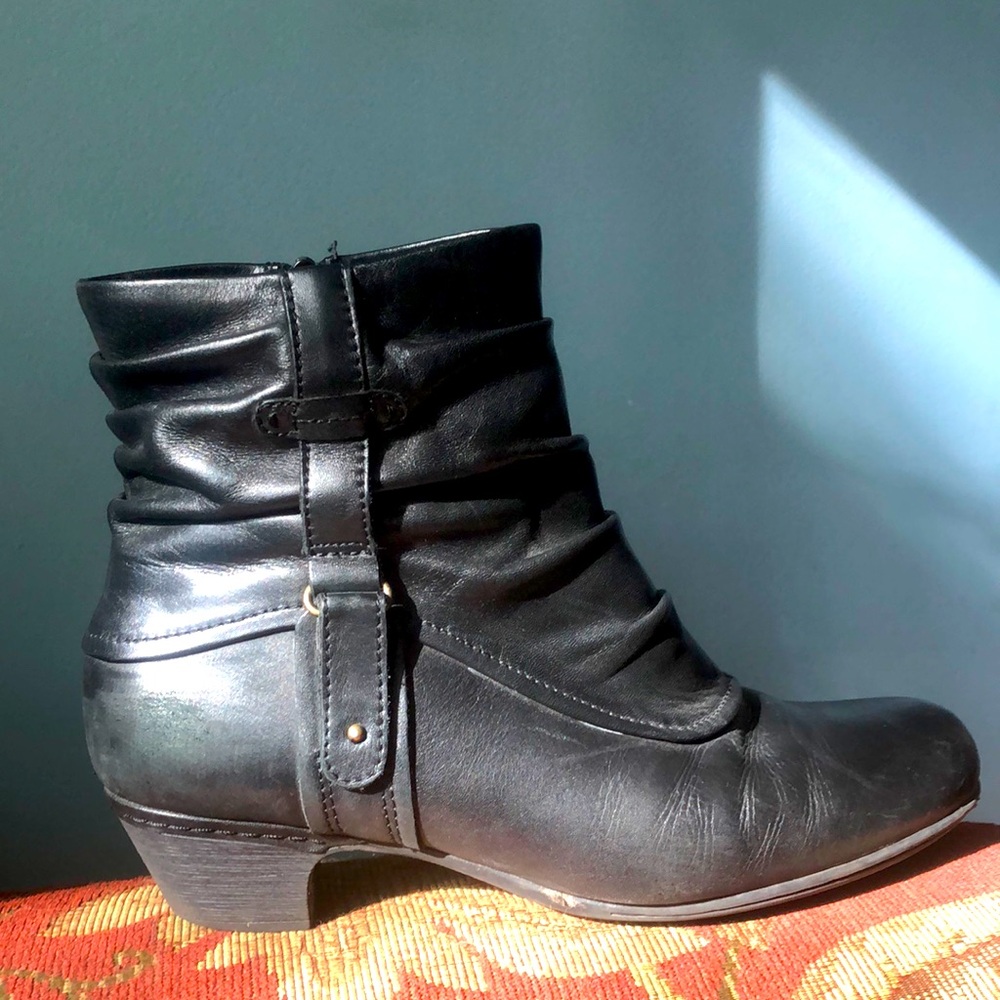 10 wide black half boot. Leather.